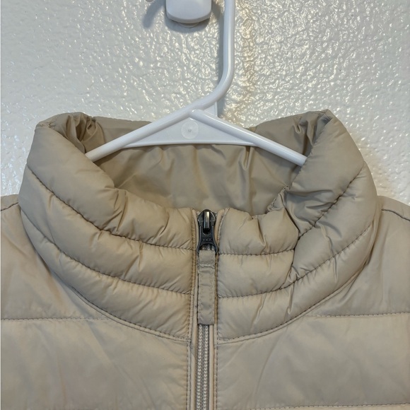 Amazon Essentials | Women's Puffer Vest | Beige | Large - Picture 3 of 6